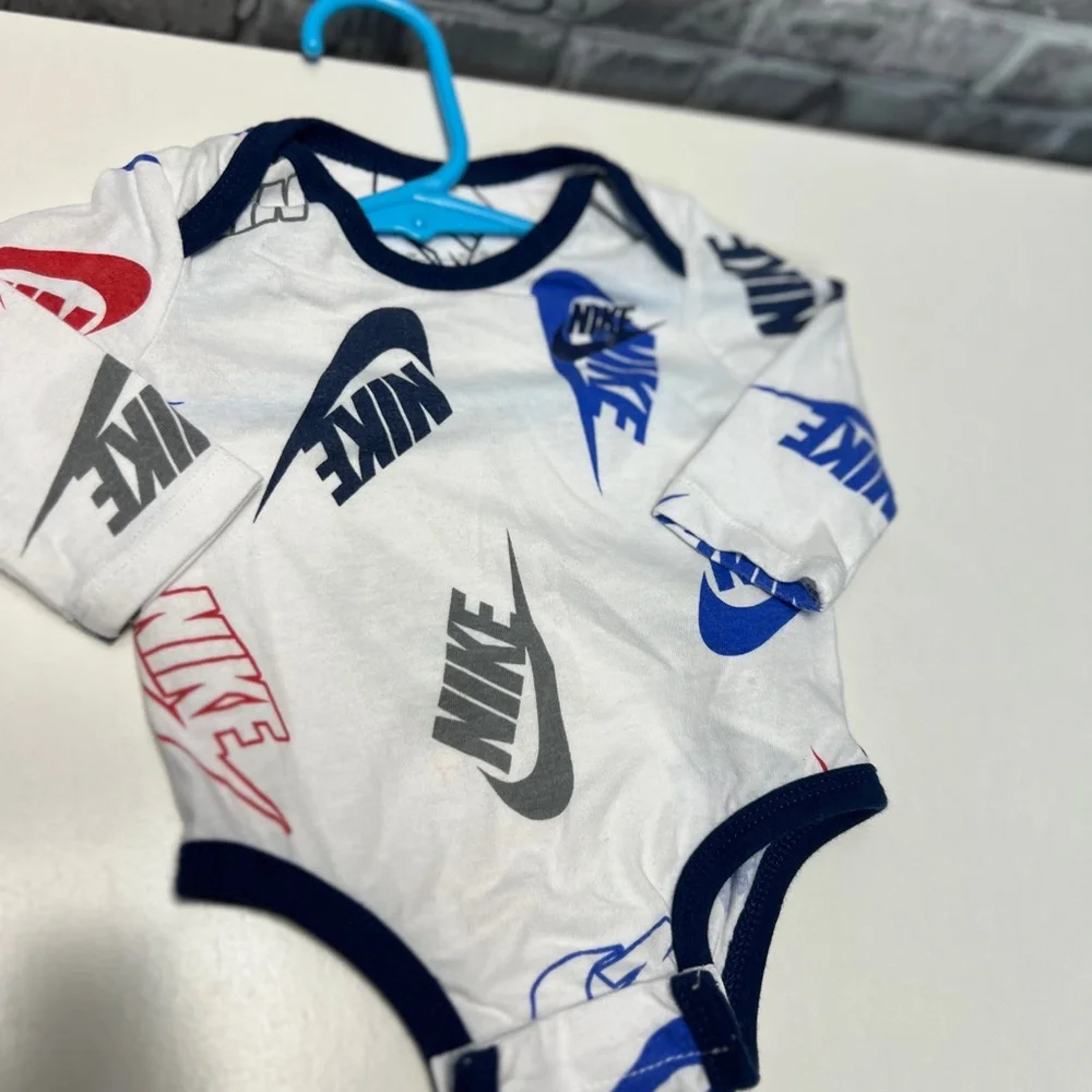 Nike‎ onesie